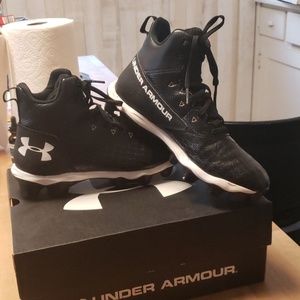 UnderArmour Youth Boys football cleats